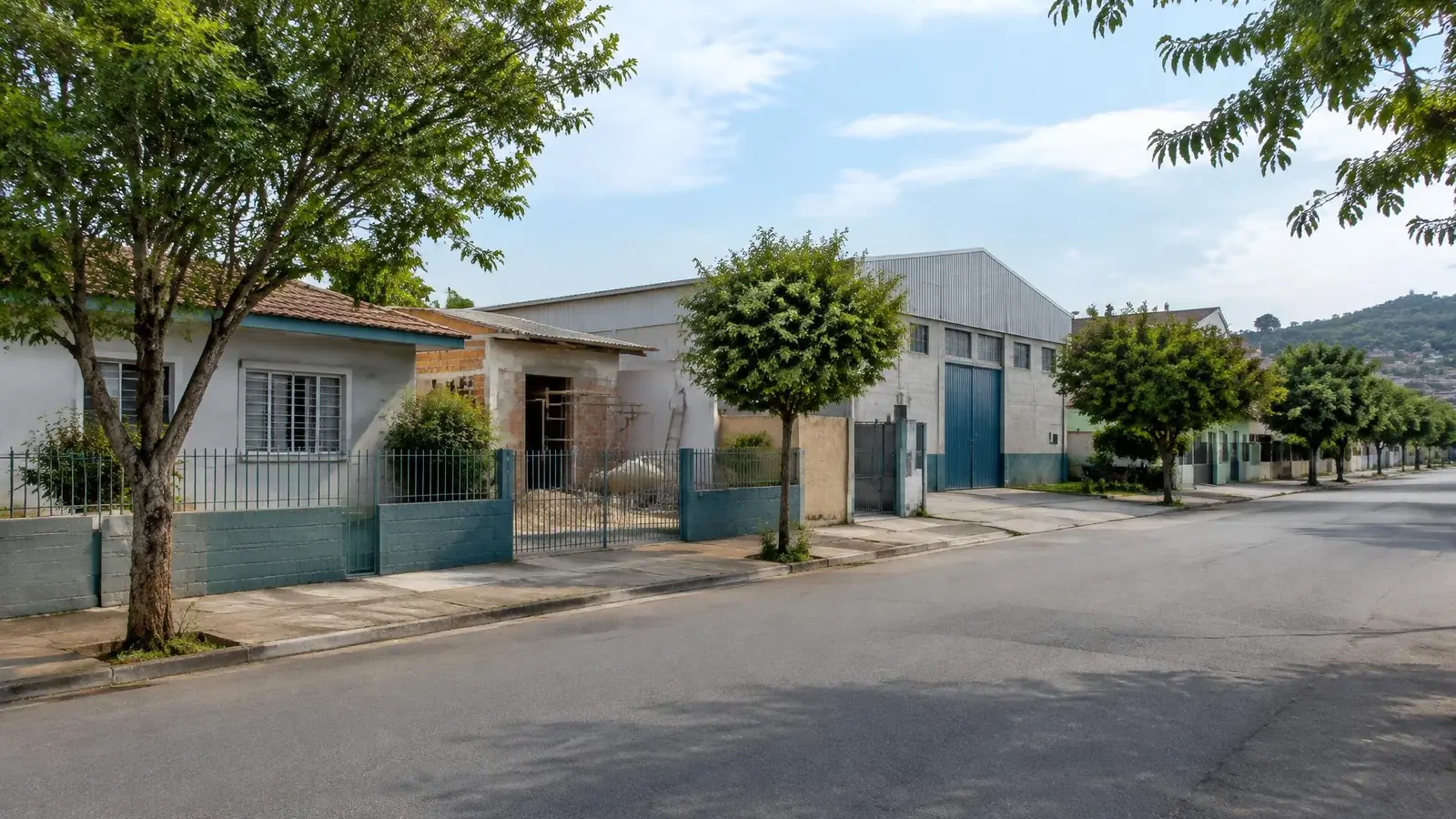 Ilustração por IA: Rua com casas, galpão e pequena reforma em espaço cercado.